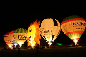 320px-Ballonfiestabarneveld20070822_nightglow